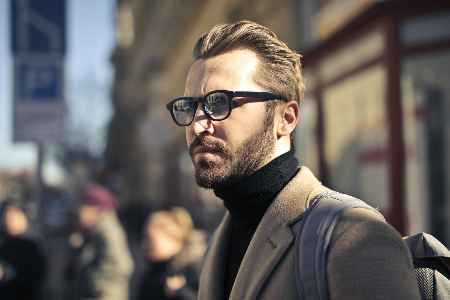 homme portant des lunettes de vue dans la rue