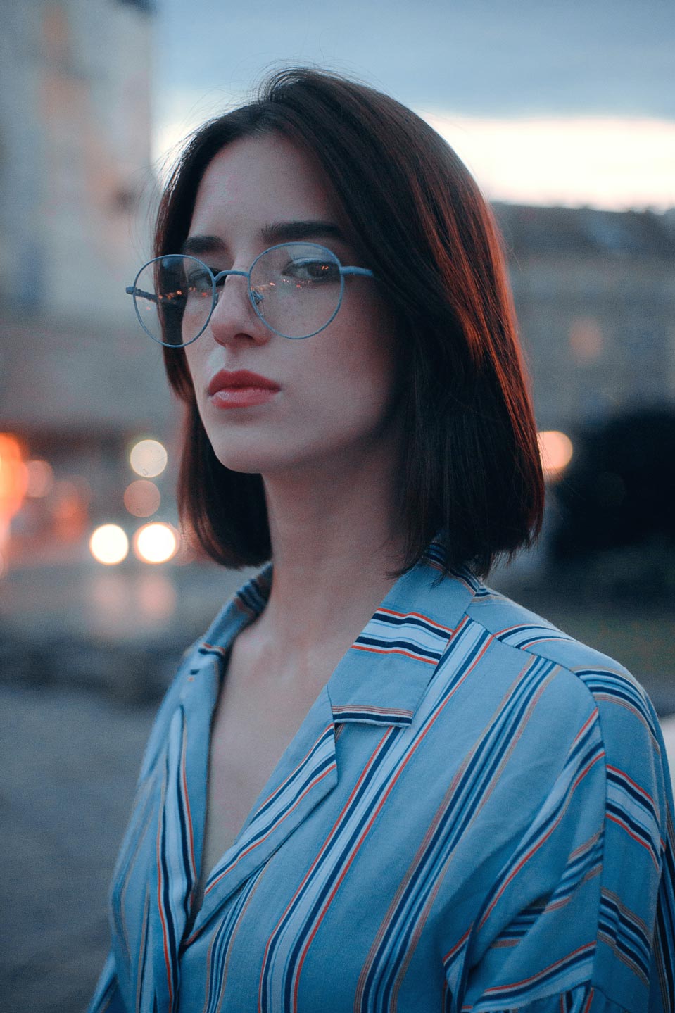 portrait femme lunette de vue monture et chemisier bleu