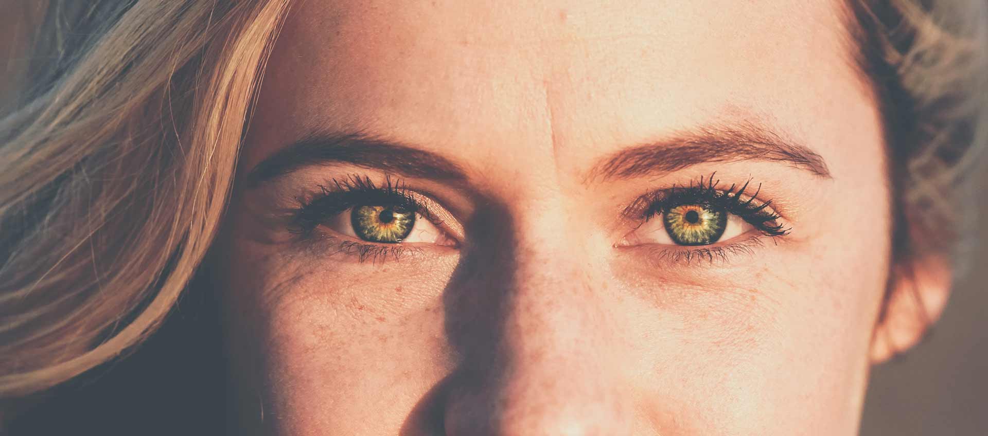 yeux vert femme