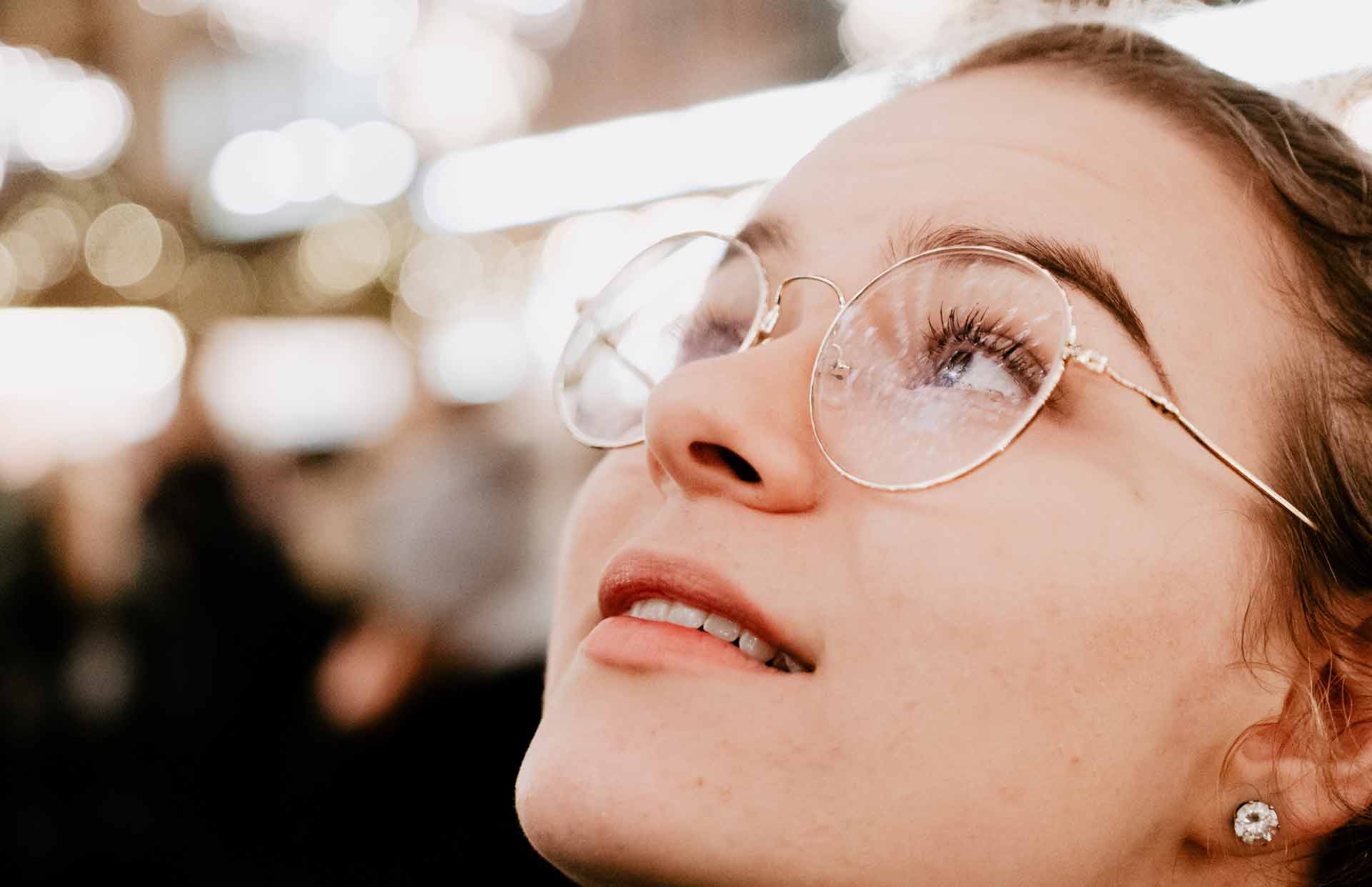 femme lunette de vue regarde lumière