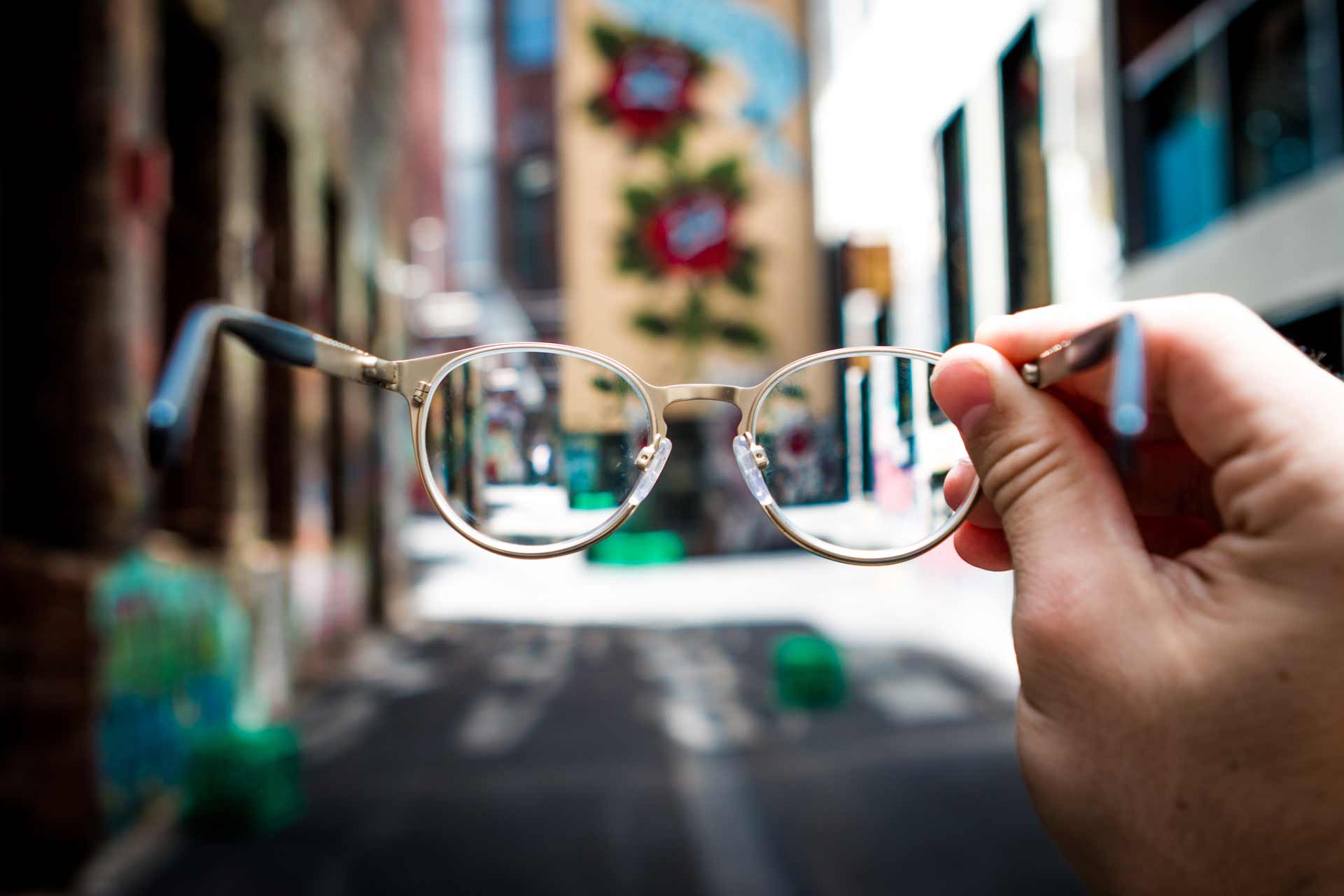 lunette de vue devant caméra arrière plan flou