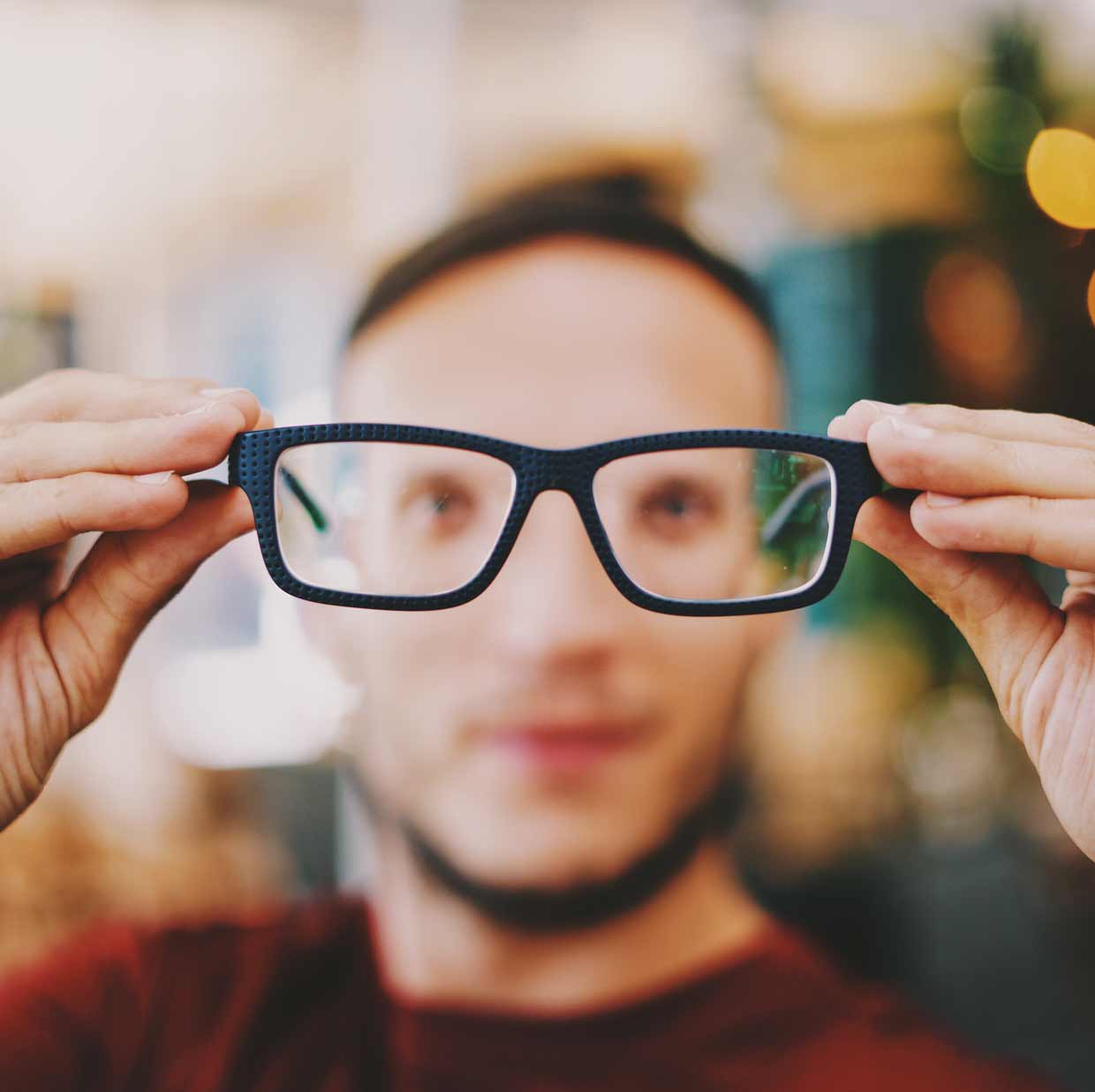 photo flou sauf à travers les verres d'une paire de lunette