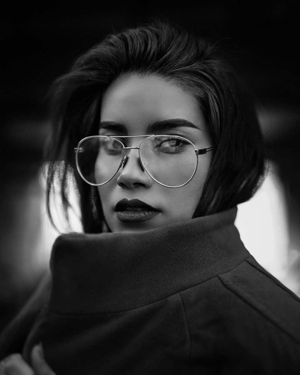portrait femme lunette de vue en noir et blanc