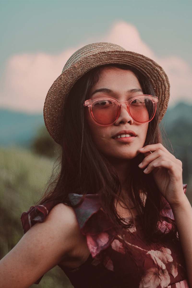 femme lunette de soleil et chapeau d'été