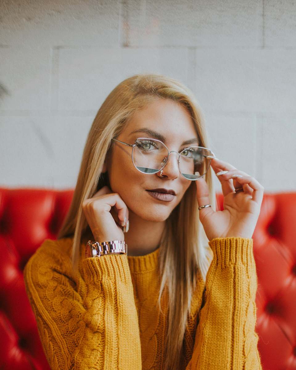 portrait d'un femme portant des lunettes de vue et des bijoux