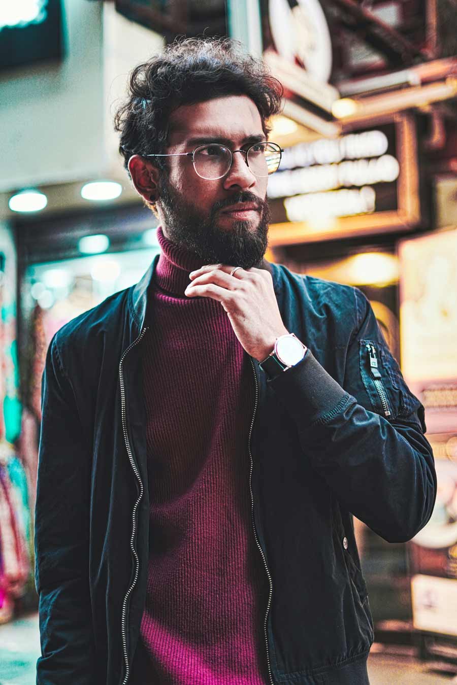 homme avec lunette de vue marche dans la rue