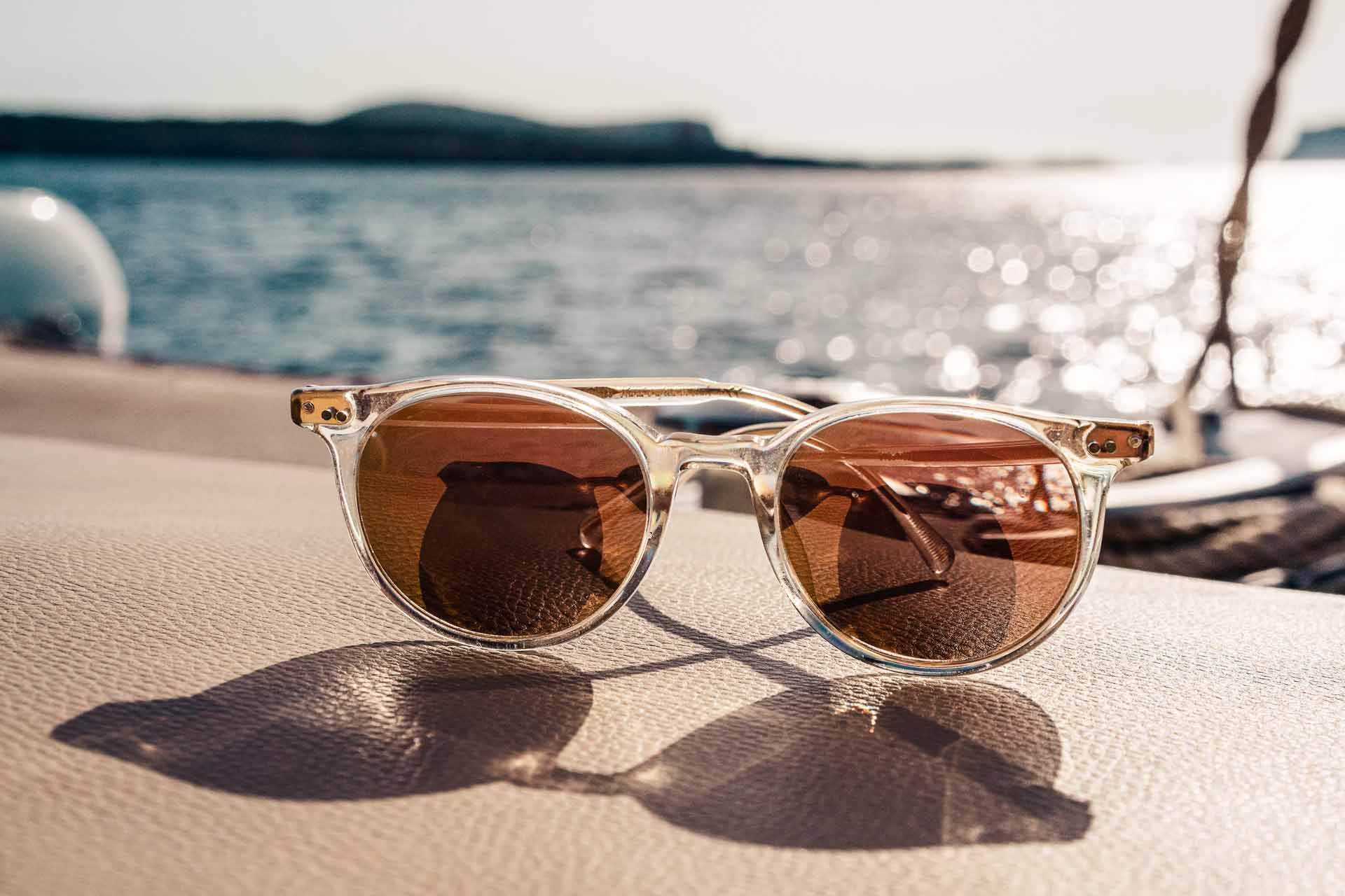 lunette de soleil sur un bateau au bord de mer