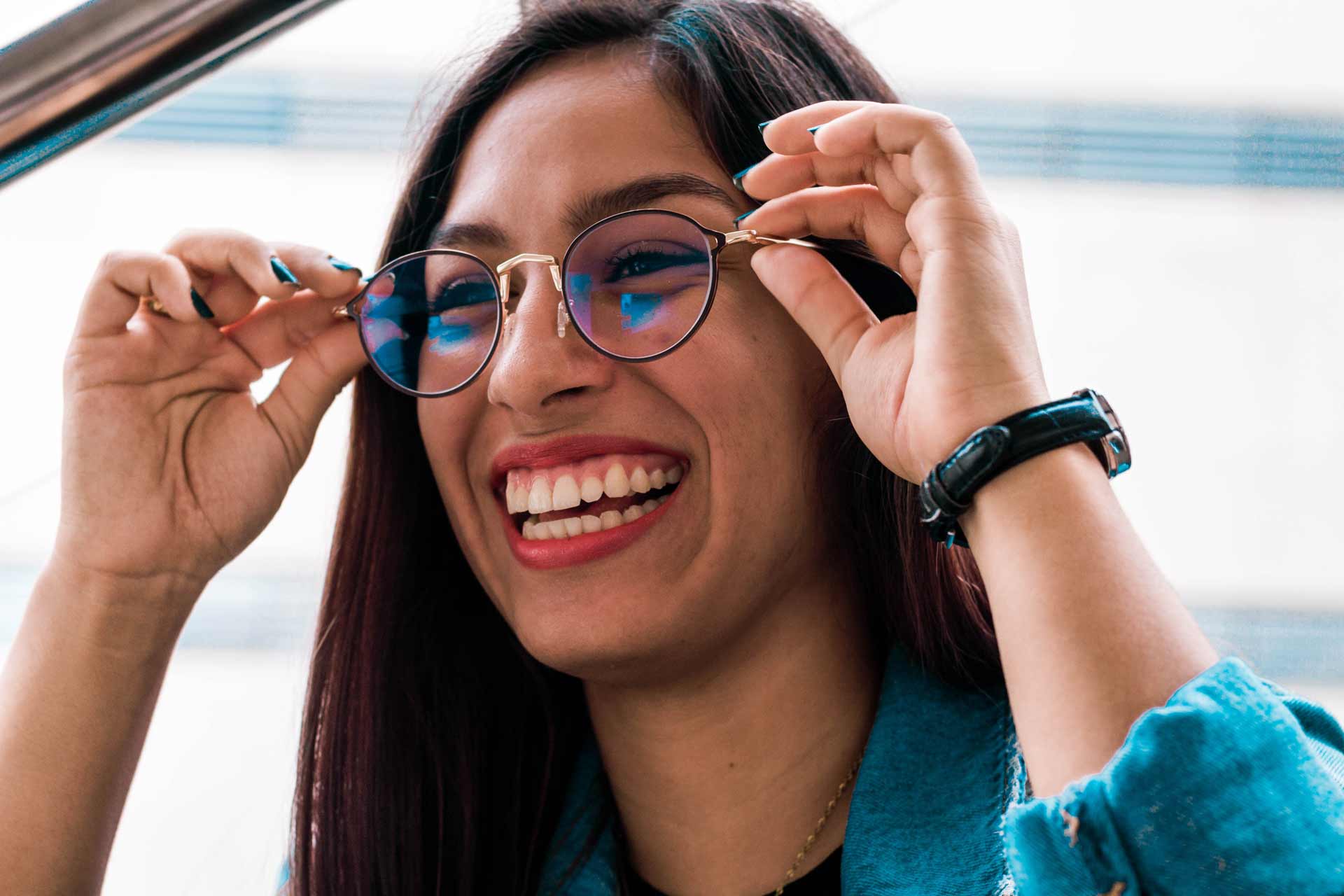 femme sourie et met des lunettes